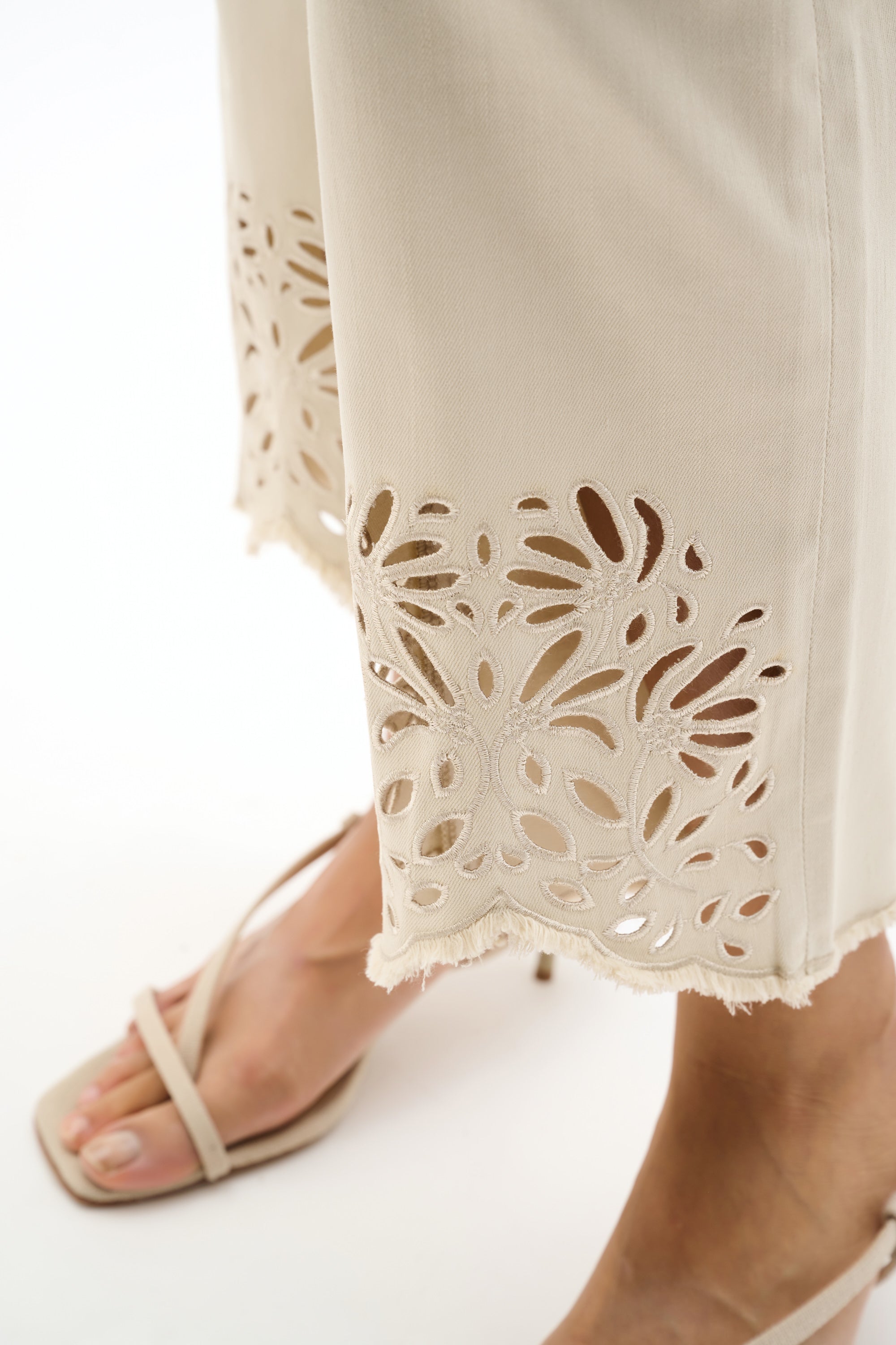 Joseph Ribkoff Repreve Straight Jeans With Flower Embroidery in Moonstone 262980